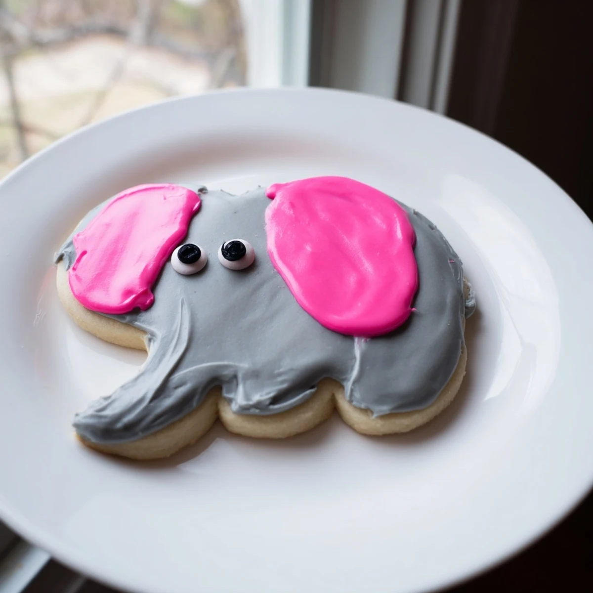 Giant, frosted Biscuits Amical Éléphant Géant, inviting you to enjoy the whimsical sugar cookie treat.