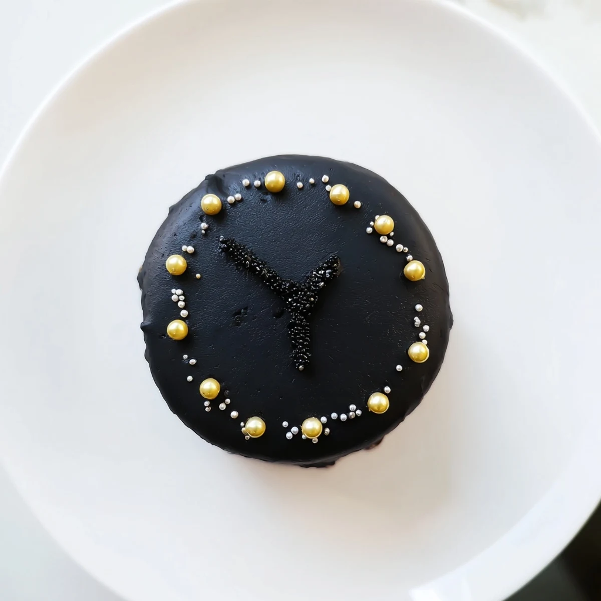 Mini Countdown Clock Mini Desserts, frosted in bold black and gold, decorated for a New Year's Eve treat.