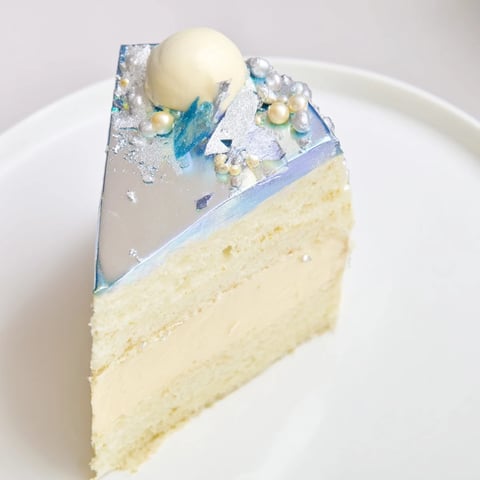 Diamond Ring Engagement Cake glistens with edible glitter, ready to celebrate a special moment.